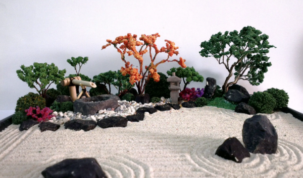 Taman mini dengan pohon bonsai dan bebatuan
